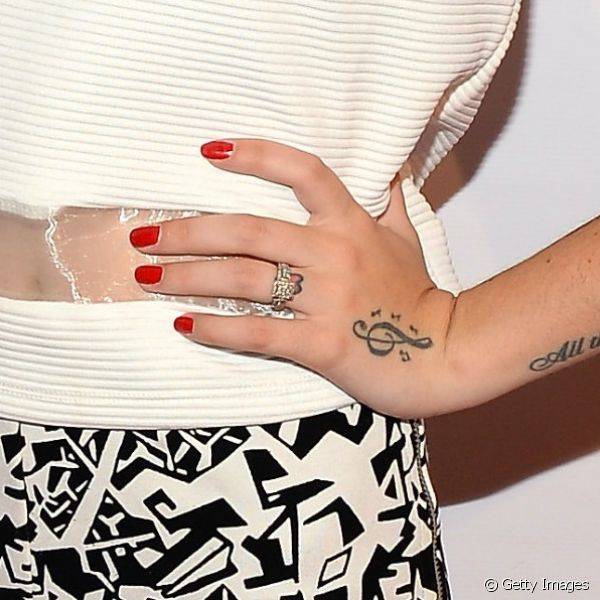Cher coloriu as unhas de vermelho para participar do evento iHeartRadio Music Festival